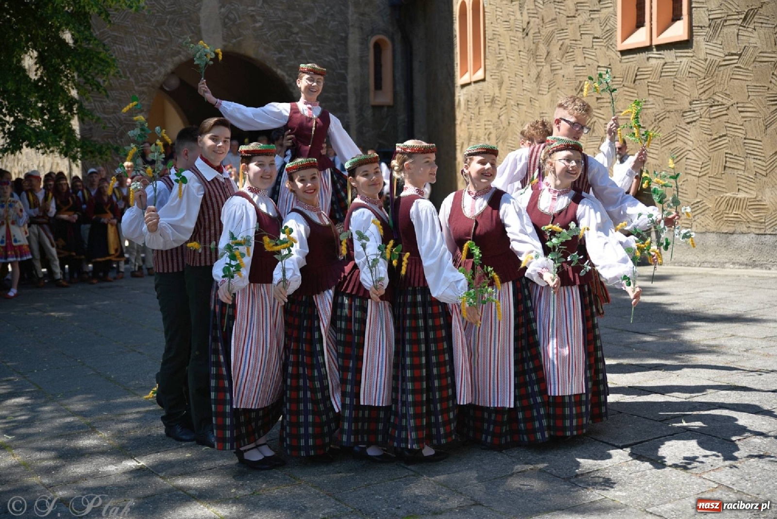 Zdjęcie w galerii na portalu naszraciborz.pl: Niecodzienni goście na niedzielnej Mszy św. w okrąglaku wiadomości z regionu
