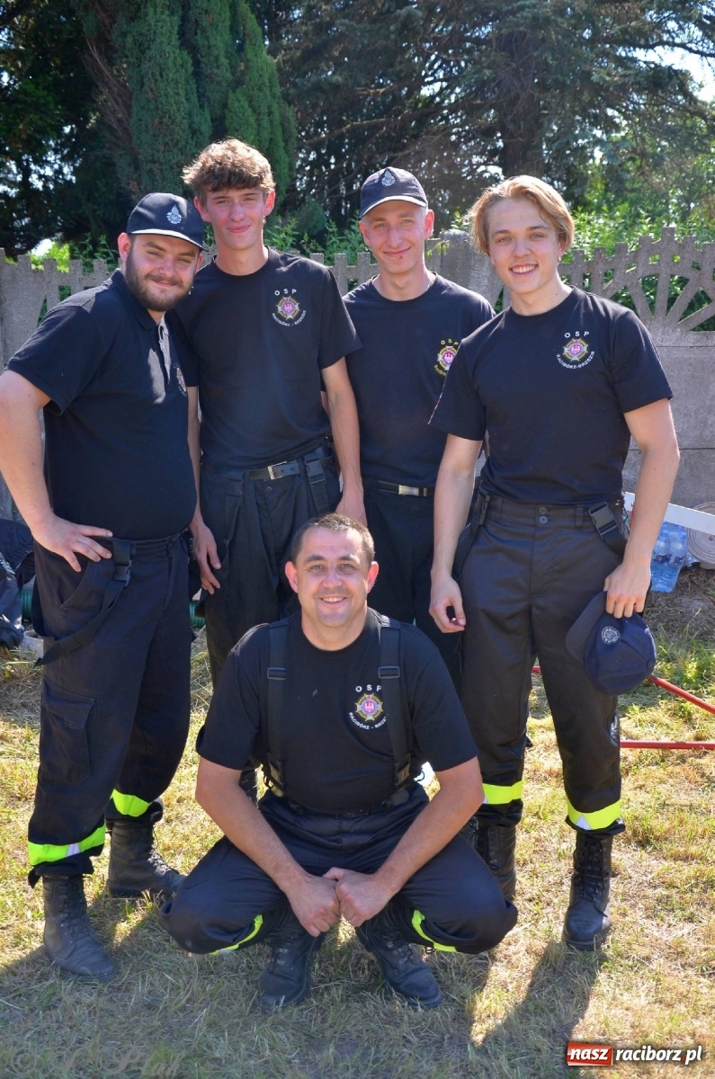 Zdjęcie w galerii na portalu naszraciborz.pl: Strażacki szampan i kąpiel w Miedoni [FOTO] wiadomości z regionu
