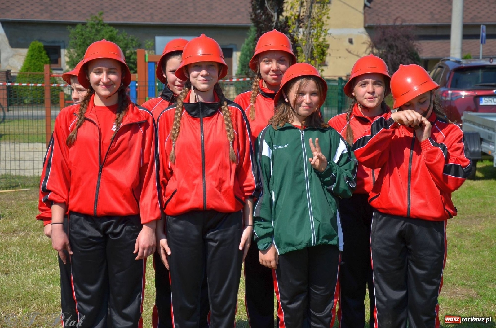 Zdjęcie w galerii na portalu naszraciborz.pl: Strażacki szampan i kąpiel w Miedoni [FOTO] wiadomości z regionu