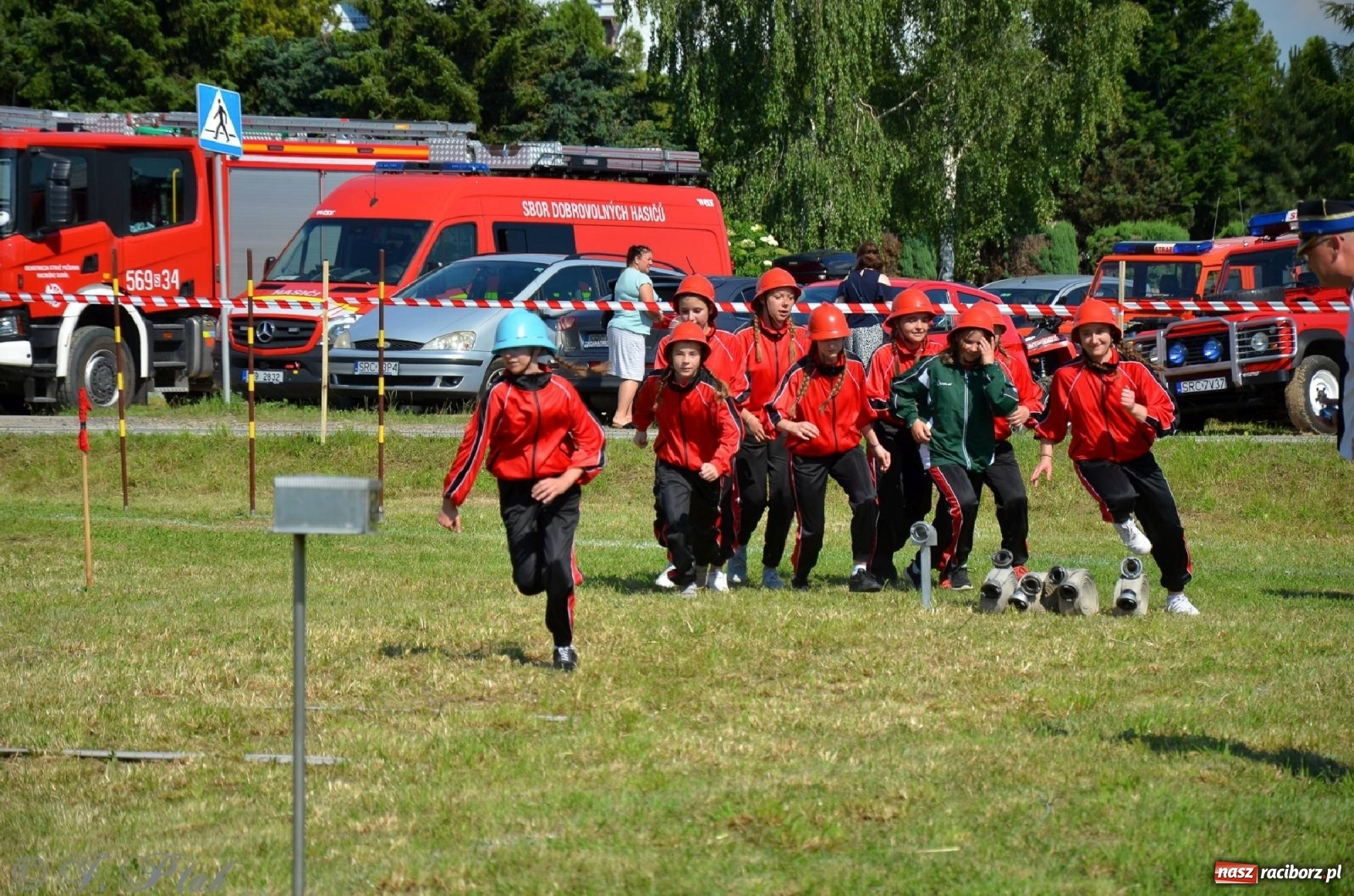 Zdjęcie w galerii na portalu naszraciborz.pl: Strażacki szampan i kąpiel w Miedoni [FOTO] wiadomości z regionu