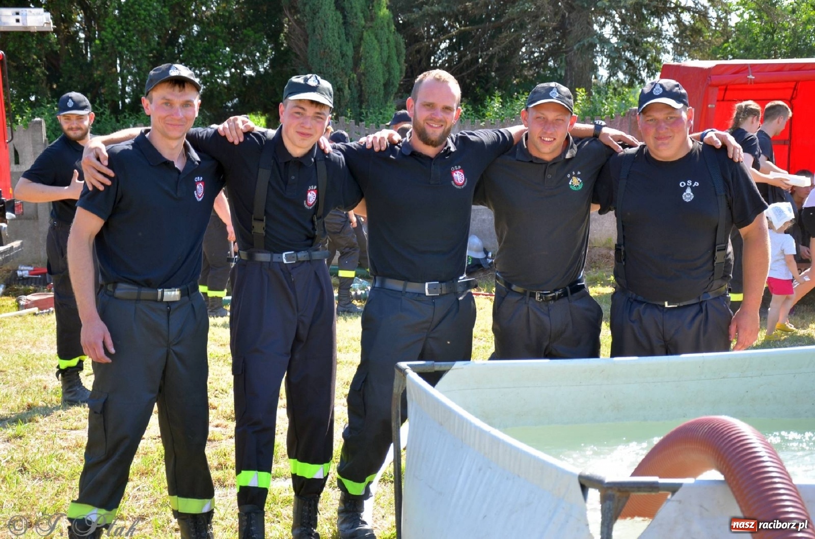 Zdjęcie w galerii na portalu naszraciborz.pl: Strażacki szampan i kąpiel w Miedoni [FOTO] wiadomości z regionu