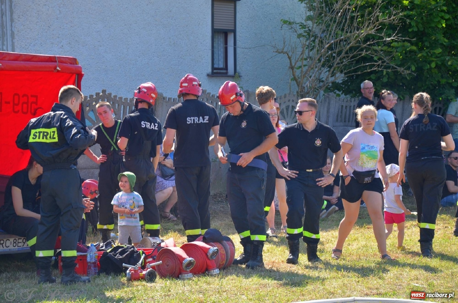 Zdjęcie w galerii na portalu naszraciborz.pl: Strażacki szampan i kąpiel w Miedoni [FOTO] wiadomości z regionu