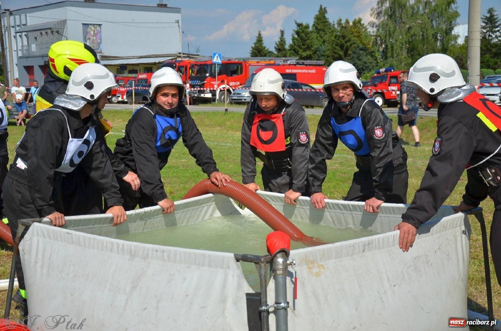 Zdjęcie w galerii na portalu naszraciborz.pl: Strażacki szampan i kąpiel w Miedoni [FOTO] wiadomości z regionu