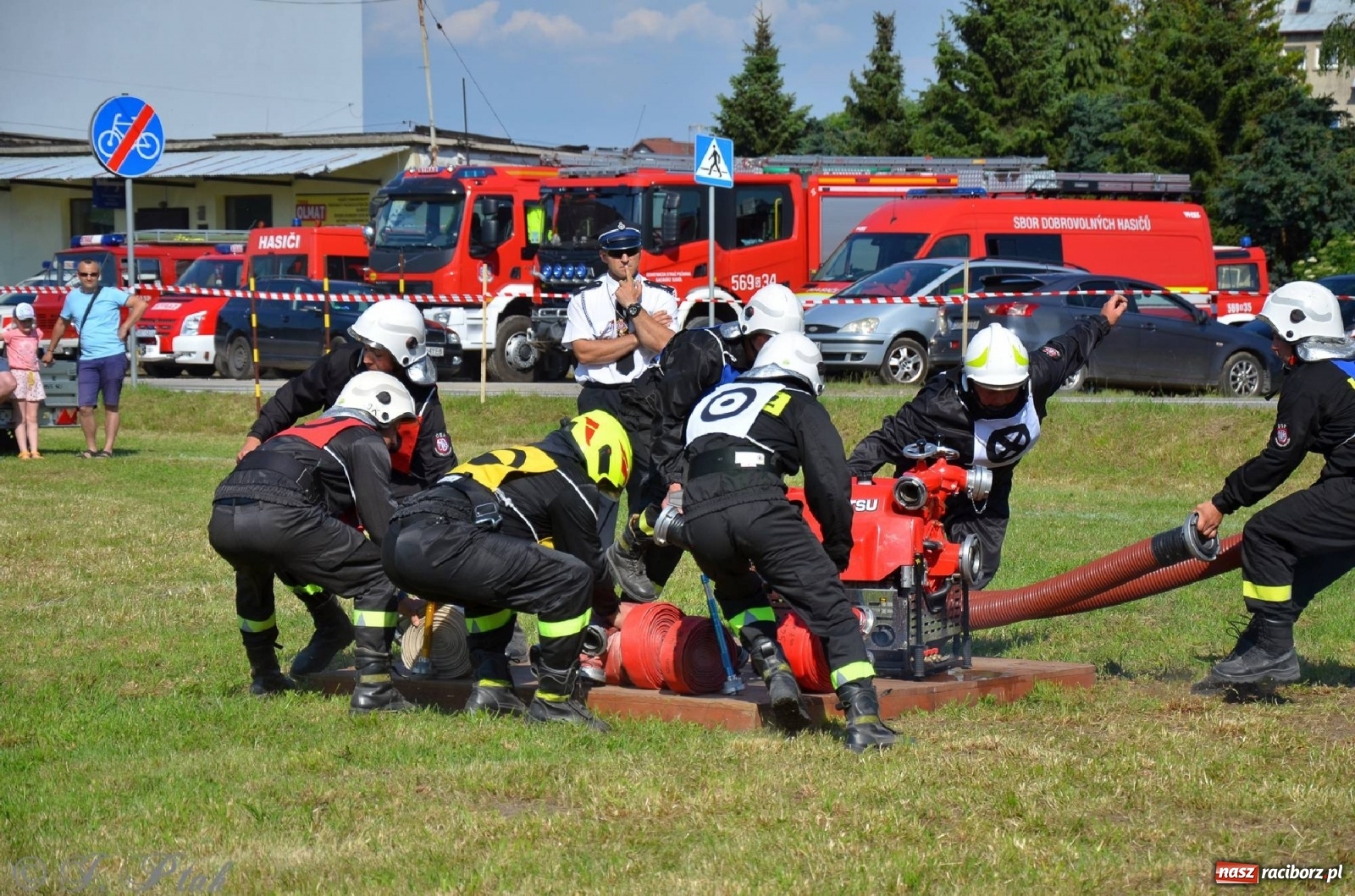 Zdjęcie w galerii na portalu naszraciborz.pl: Strażacki szampan i kąpiel w Miedoni [FOTO] wiadomości z regionu