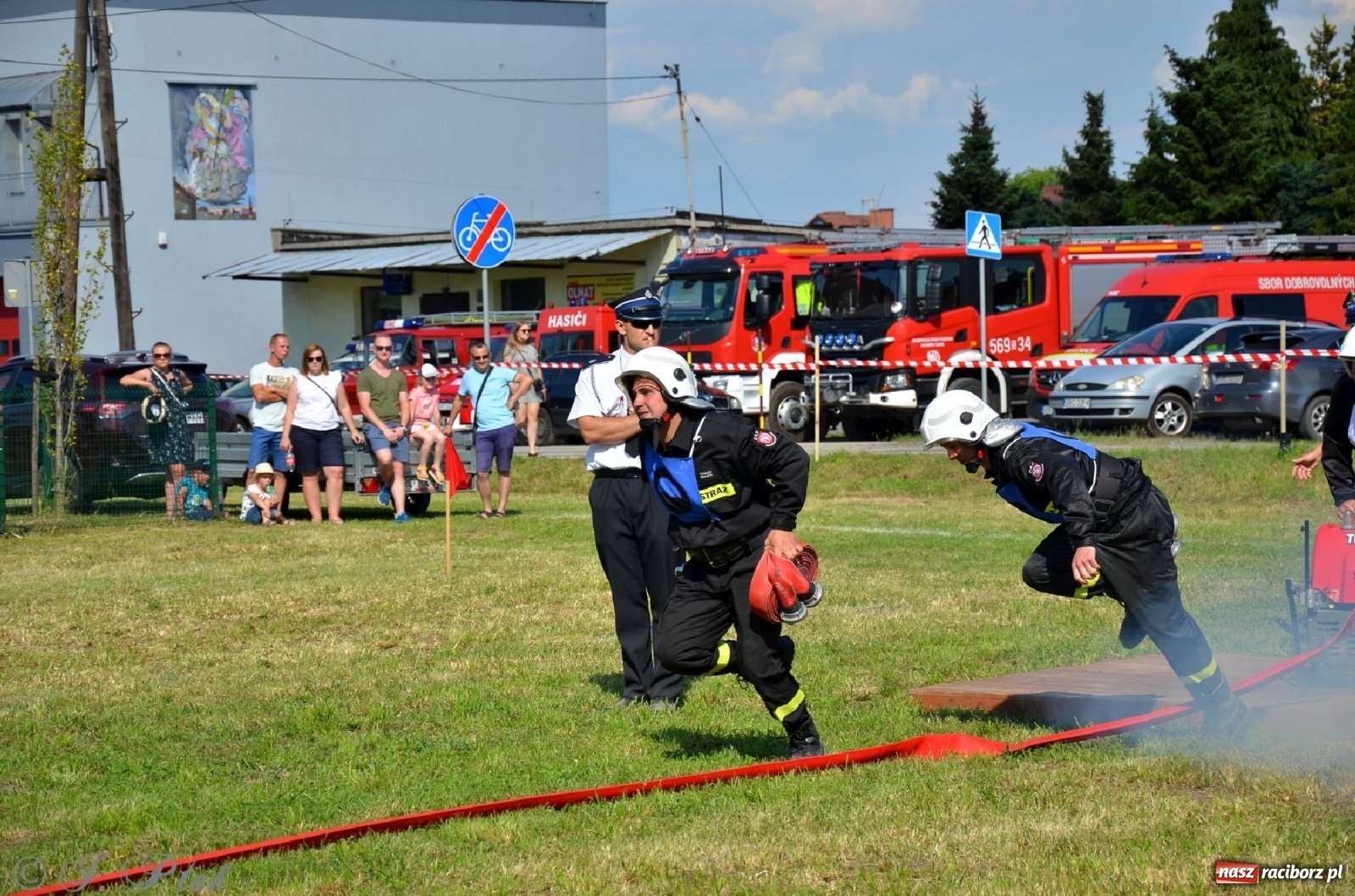 Zdjęcie w galerii na portalu naszraciborz.pl: Strażacki szampan i kąpiel w Miedoni [FOTO] wiadomości z regionu