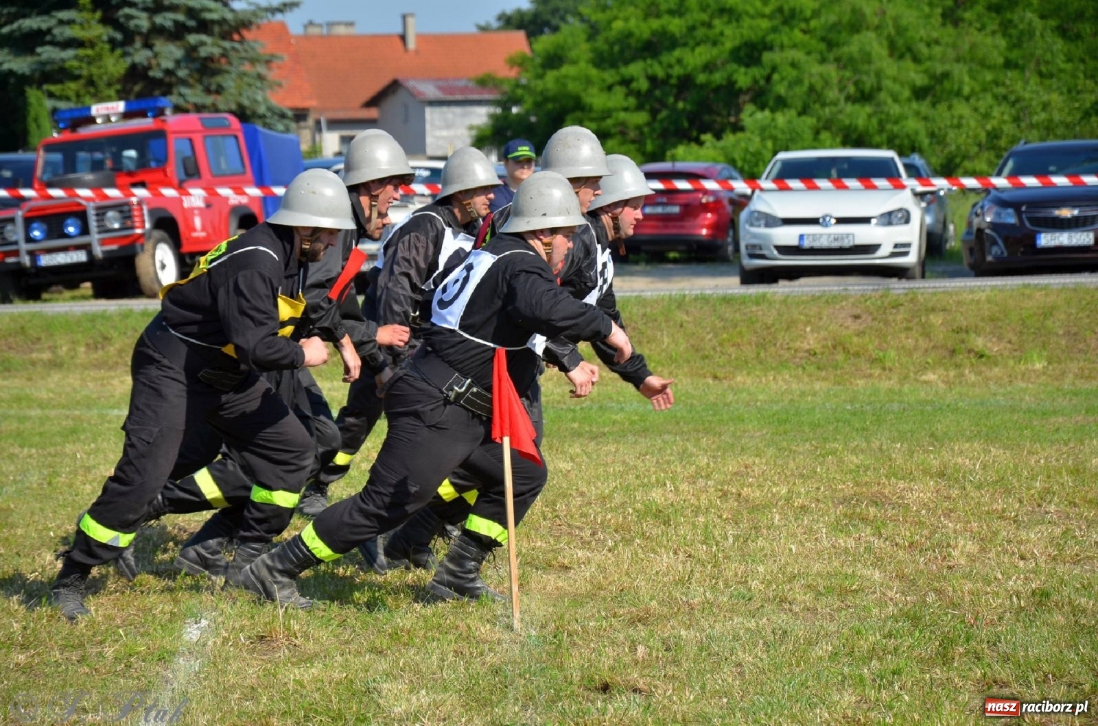Zdjęcie w galerii na portalu naszraciborz.pl: Strażacki szampan i kąpiel w Miedoni [FOTO] wiadomości z regionu