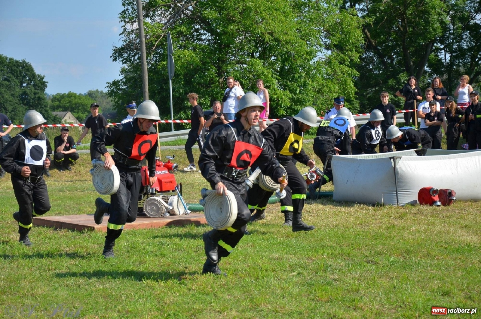 Zdjęcie w galerii na portalu naszraciborz.pl: Strażacki szampan i kąpiel w Miedoni [FOTO] wiadomości z regionu
