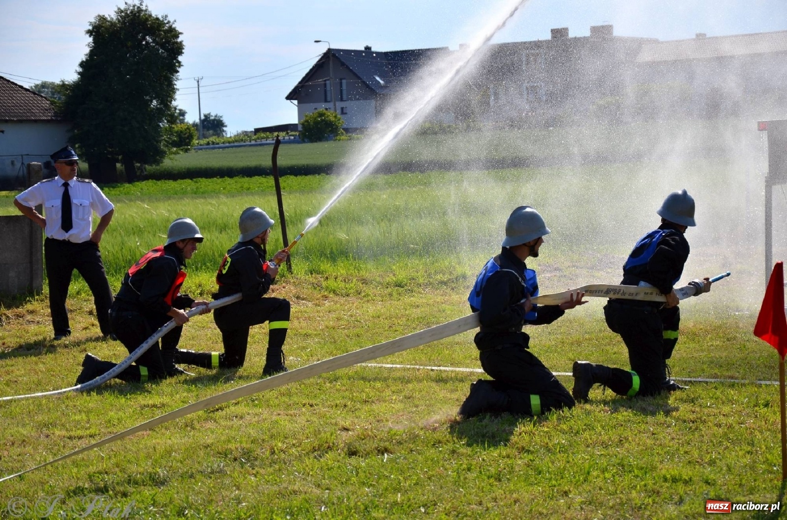 Zdjęcie w galerii na portalu naszraciborz.pl: Strażacki szampan i kąpiel w Miedoni [FOTO] wiadomości z regionu