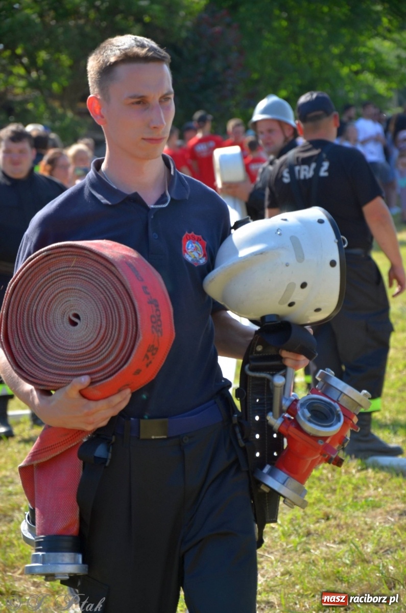 Zdjęcie w galerii na portalu naszraciborz.pl: Strażacki szampan i kąpiel w Miedoni [FOTO] wiadomości z regionu