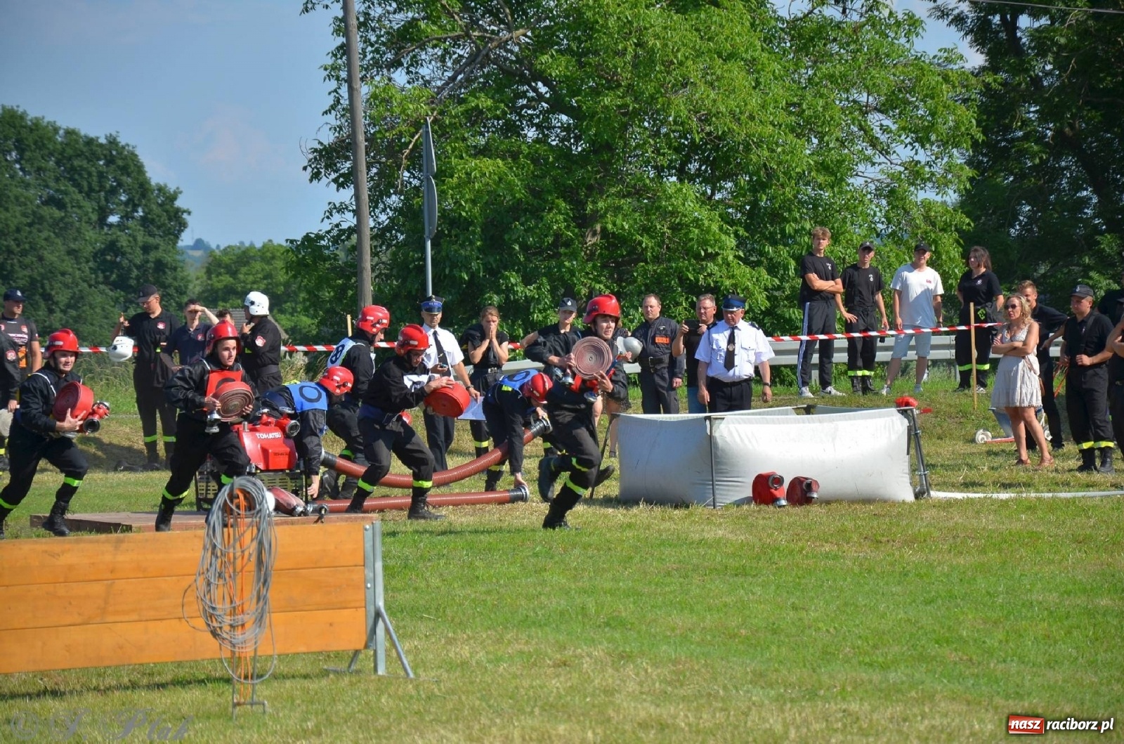 Zdjęcie w galerii na portalu naszraciborz.pl: Strażacki szampan i kąpiel w Miedoni [FOTO] wiadomości z regionu