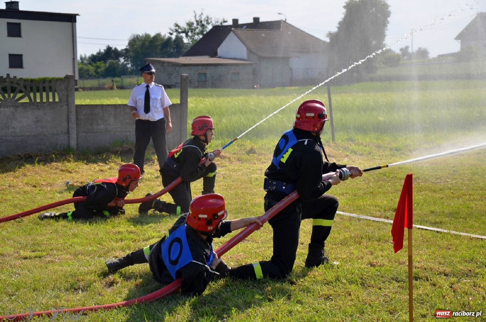 Zdjęcie w galerii na portalu naszraciborz.pl: Strażacki szampan i kąpiel w Miedoni [FOTO] wiadomości z regionu