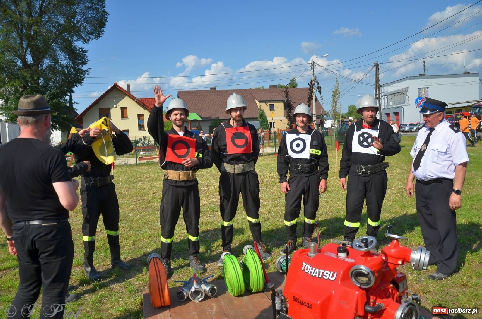 Zdjęcie w galerii na portalu naszraciborz.pl: Strażacki szampan i kąpiel w Miedoni [FOTO] wiadomości z regionu
