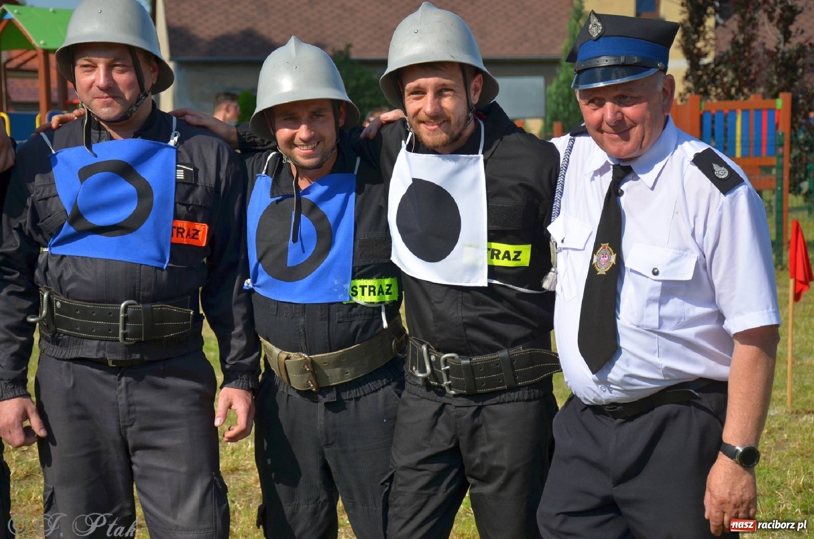 Zdjęcie w galerii na portalu naszraciborz.pl: Strażacki szampan i kąpiel w Miedoni [FOTO] wiadomości z regionu