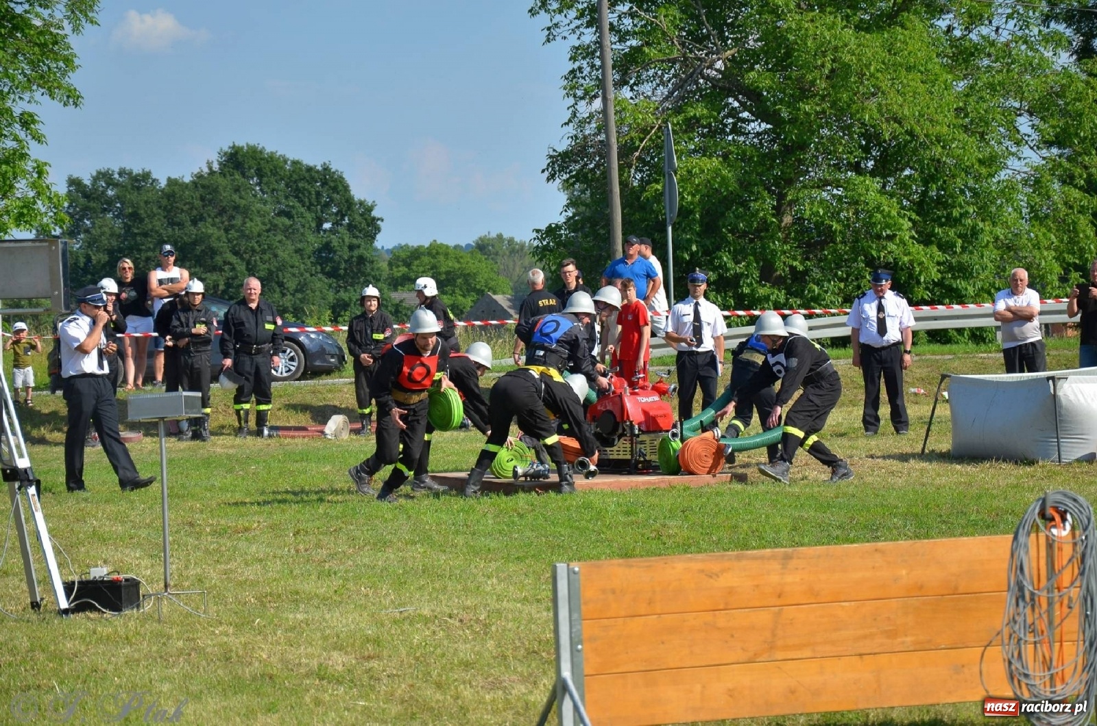 Zdjęcie w galerii na portalu naszraciborz.pl: Strażacki szampan i kąpiel w Miedoni [FOTO] wiadomości z regionu
