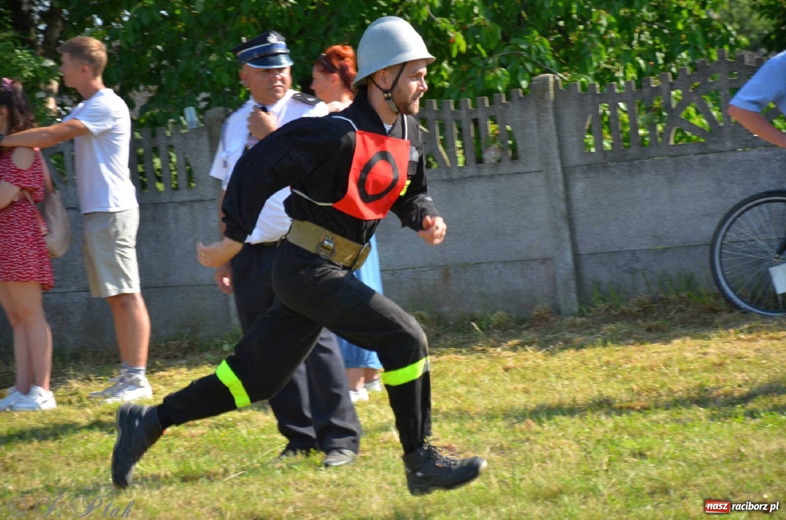 Zdjęcie w galerii na portalu naszraciborz.pl: Strażacki szampan i kąpiel w Miedoni [FOTO] wiadomości z regionu