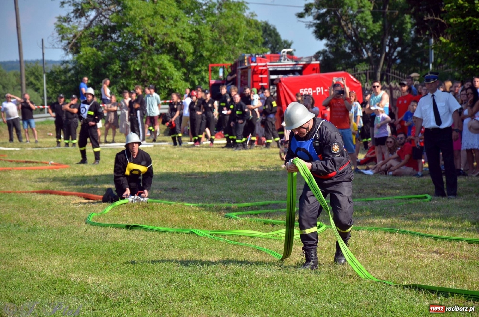 Zdjęcie w galerii na portalu naszraciborz.pl: Strażacki szampan i kąpiel w Miedoni [FOTO] wiadomości z regionu