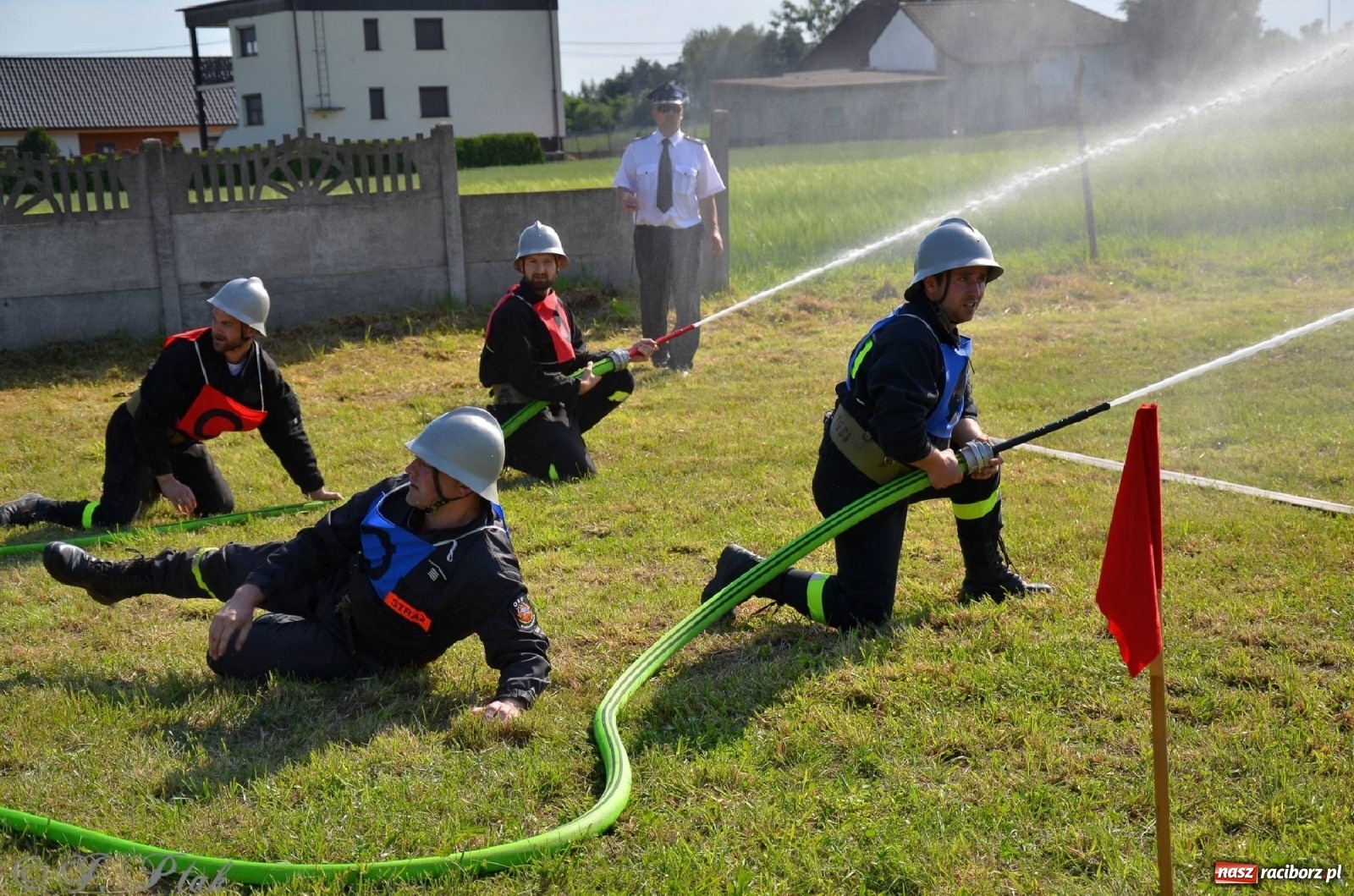 Zdjęcie w galerii na portalu naszraciborz.pl: Strażacki szampan i kąpiel w Miedoni [FOTO] wiadomości z regionu