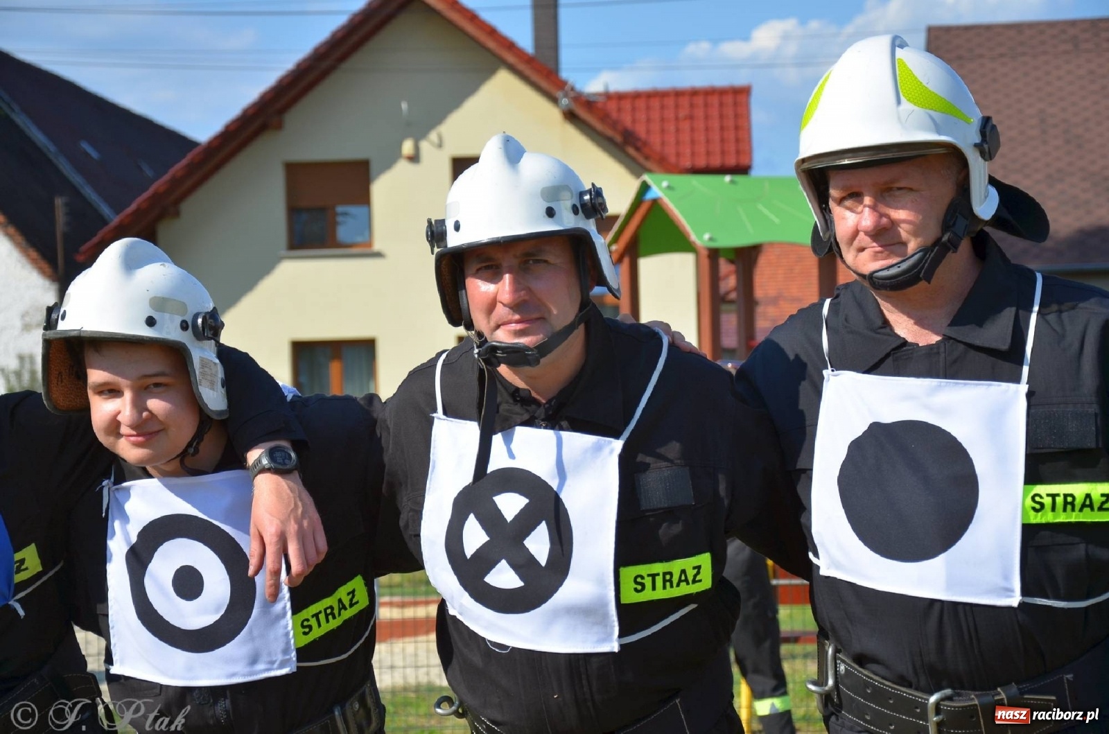 Zdjęcie w galerii na portalu naszraciborz.pl: Strażacki szampan i kąpiel w Miedoni [FOTO] wiadomości z regionu