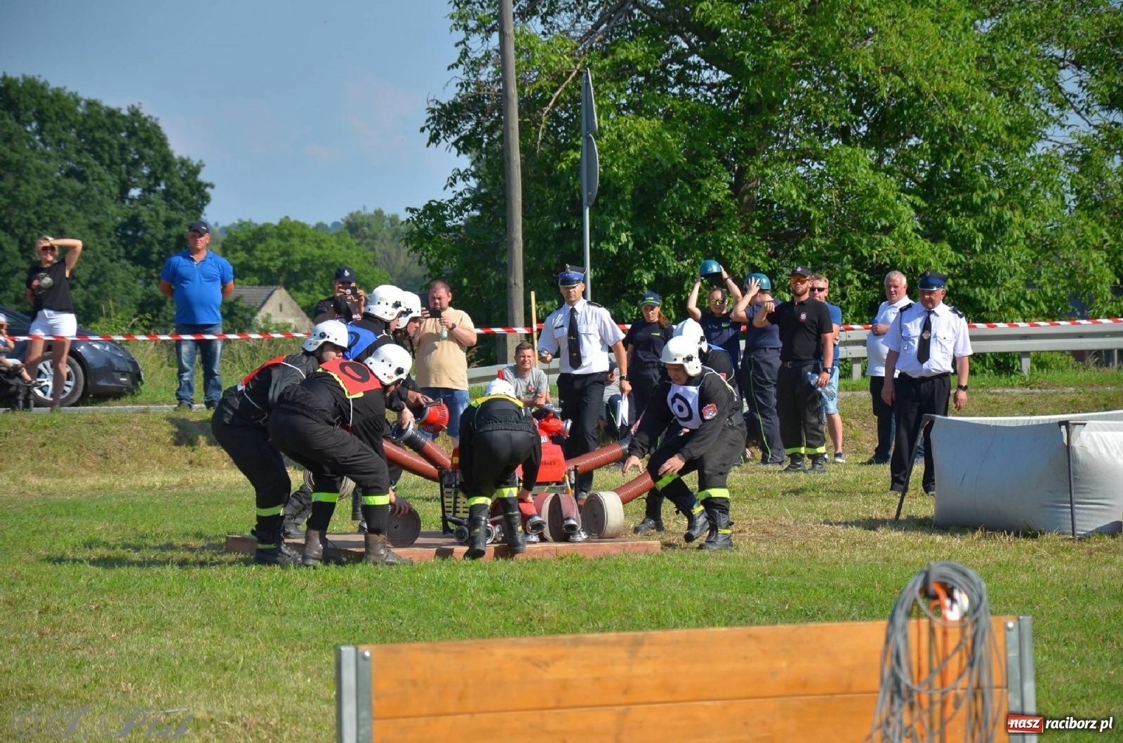 Zdjęcie w galerii na portalu naszraciborz.pl: Strażacki szampan i kąpiel w Miedoni [FOTO] wiadomości z regionu
