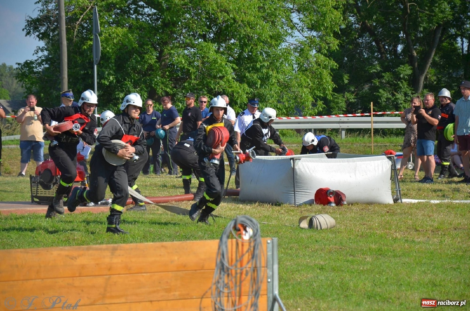 Zdjęcie w galerii na portalu naszraciborz.pl: Strażacki szampan i kąpiel w Miedoni [FOTO] wiadomości z regionu