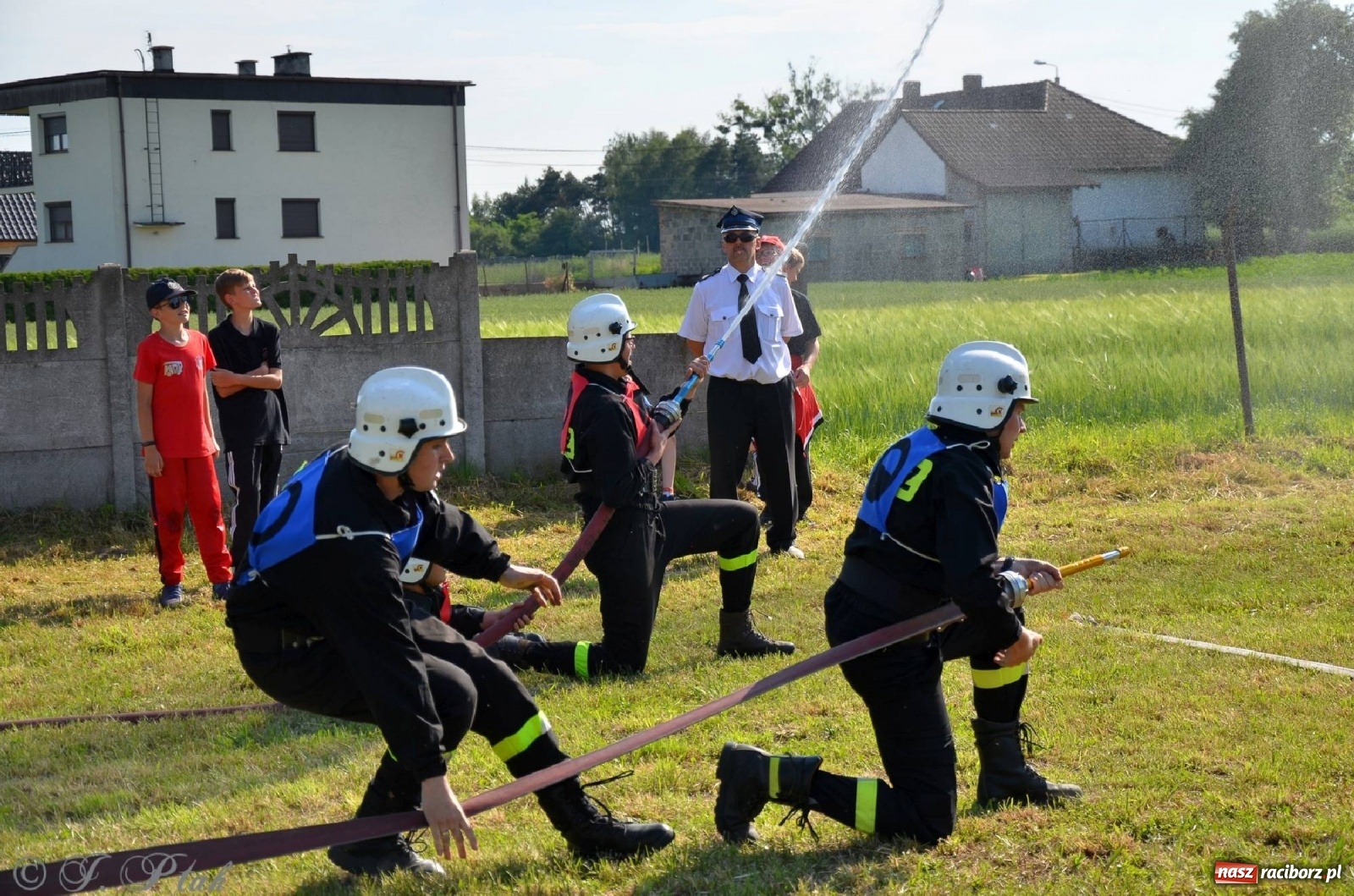 Zdjęcie w galerii na portalu naszraciborz.pl: Strażacki szampan i kąpiel w Miedoni [FOTO] wiadomości z regionu