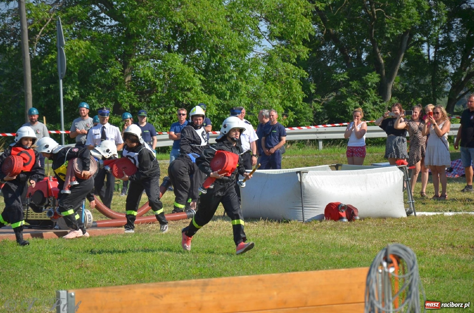 Zdjęcie w galerii na portalu naszraciborz.pl: Strażacki szampan i kąpiel w Miedoni [FOTO] wiadomości z regionu