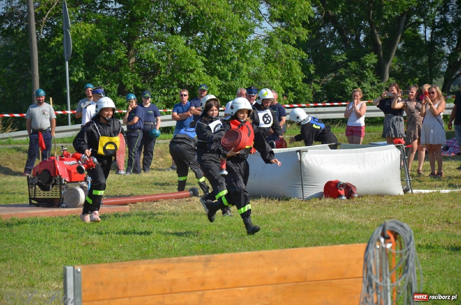 Zdjęcie w galerii na portalu naszraciborz.pl: Strażacki szampan i kąpiel w Miedoni [FOTO] wiadomości z regionu