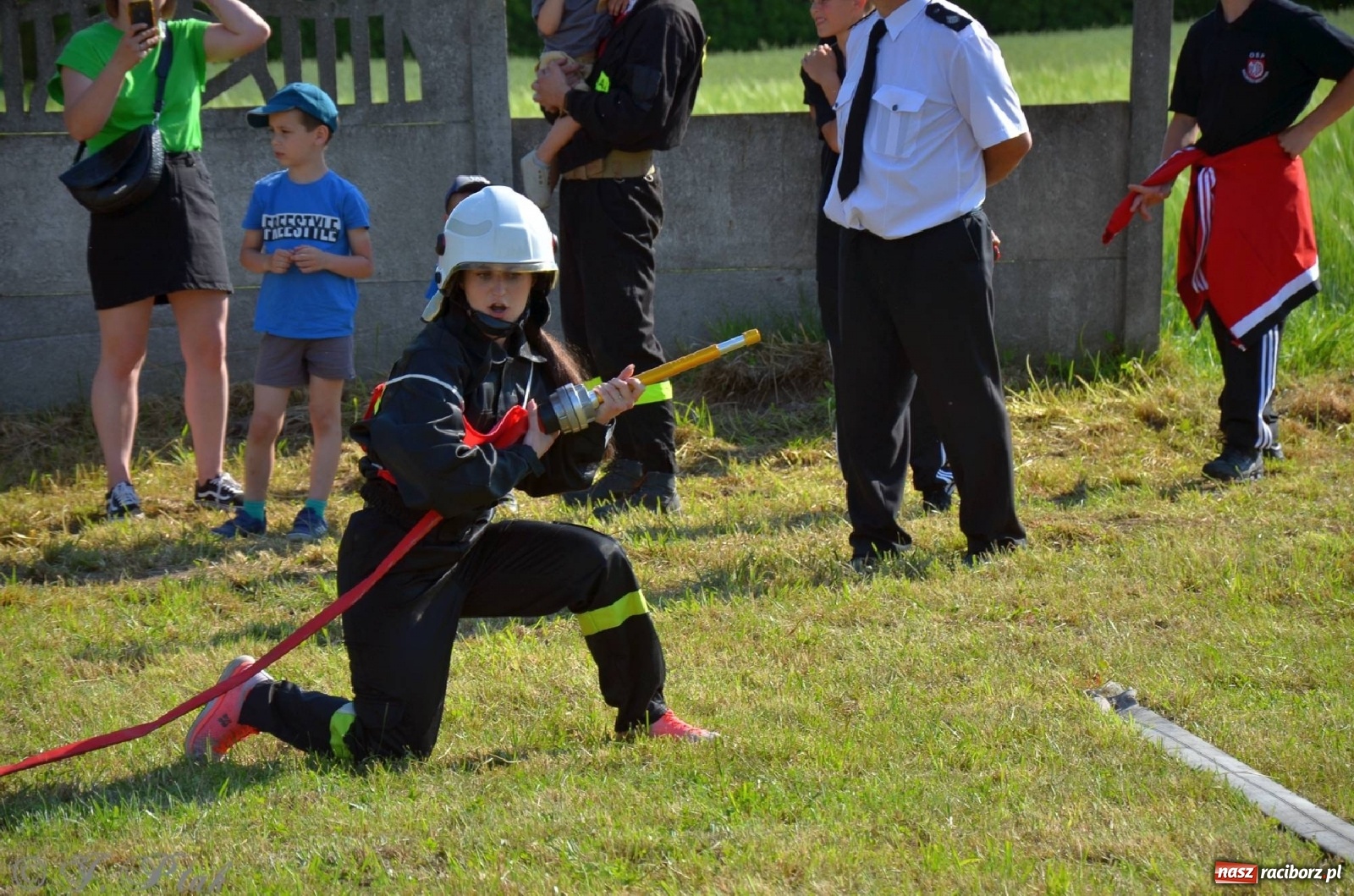 Zdjęcie w galerii na portalu naszraciborz.pl: Strażacki szampan i kąpiel w Miedoni [FOTO] wiadomości z regionu