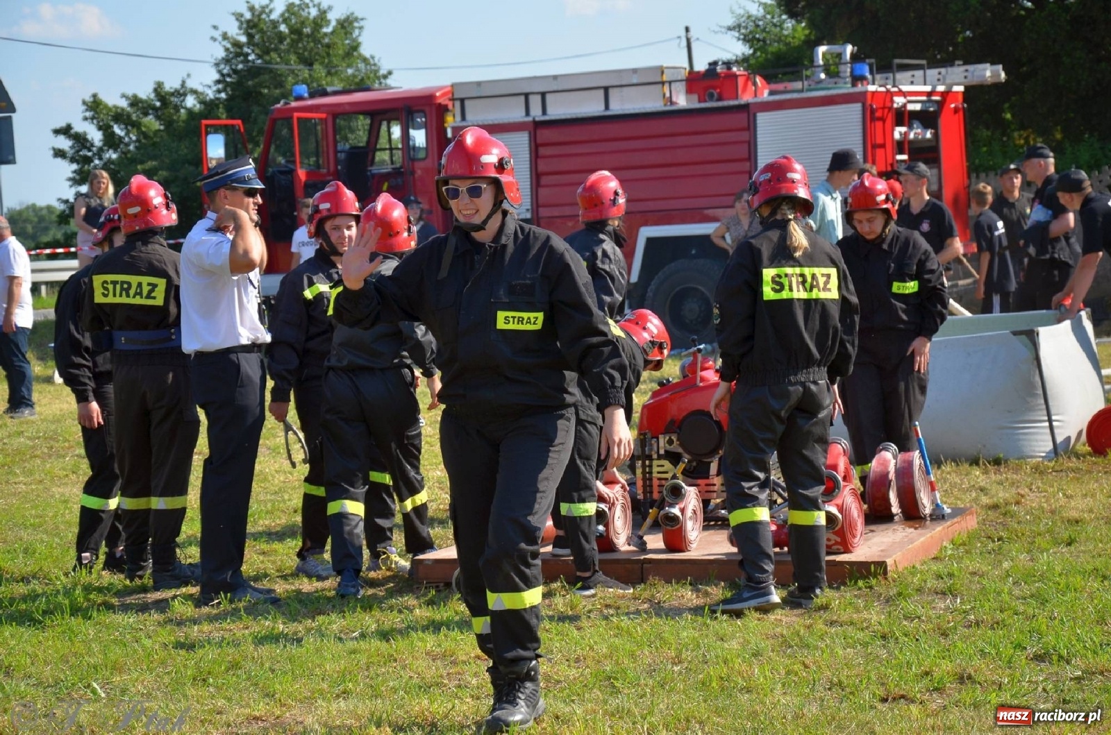 Zdjęcie w galerii na portalu naszraciborz.pl: Strażacki szampan i kąpiel w Miedoni [FOTO] wiadomości z regionu