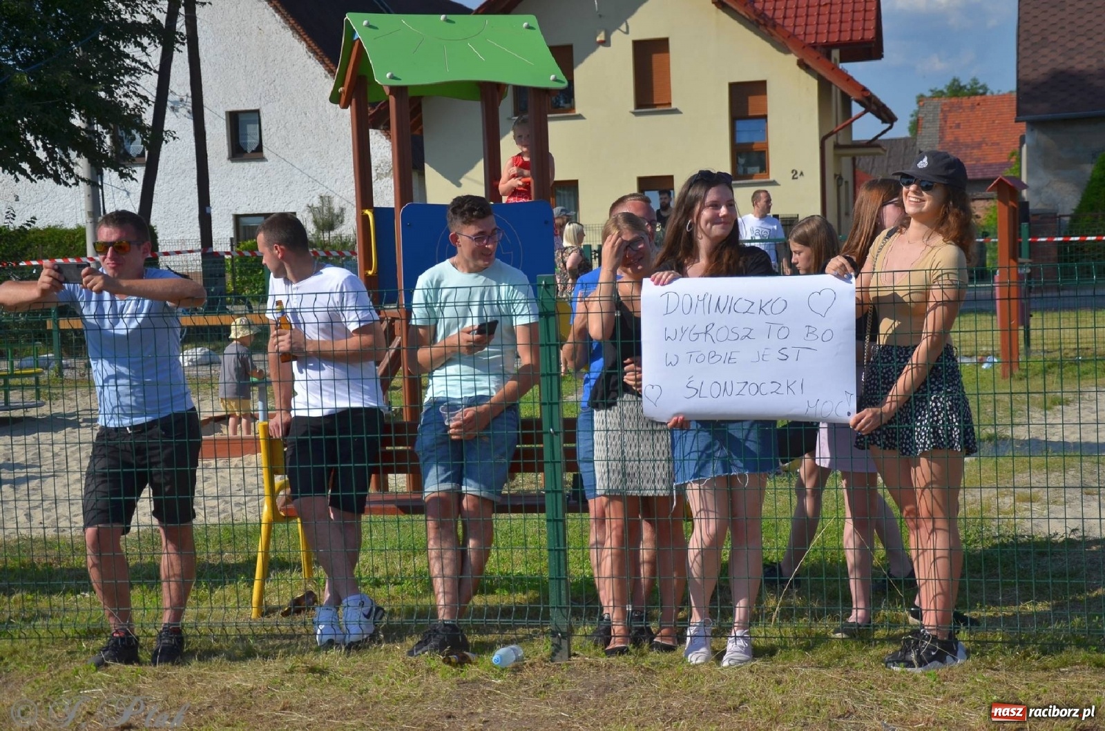 Zdjęcie w galerii na portalu naszraciborz.pl: Strażacki szampan i kąpiel w Miedoni [FOTO] wiadomości z regionu