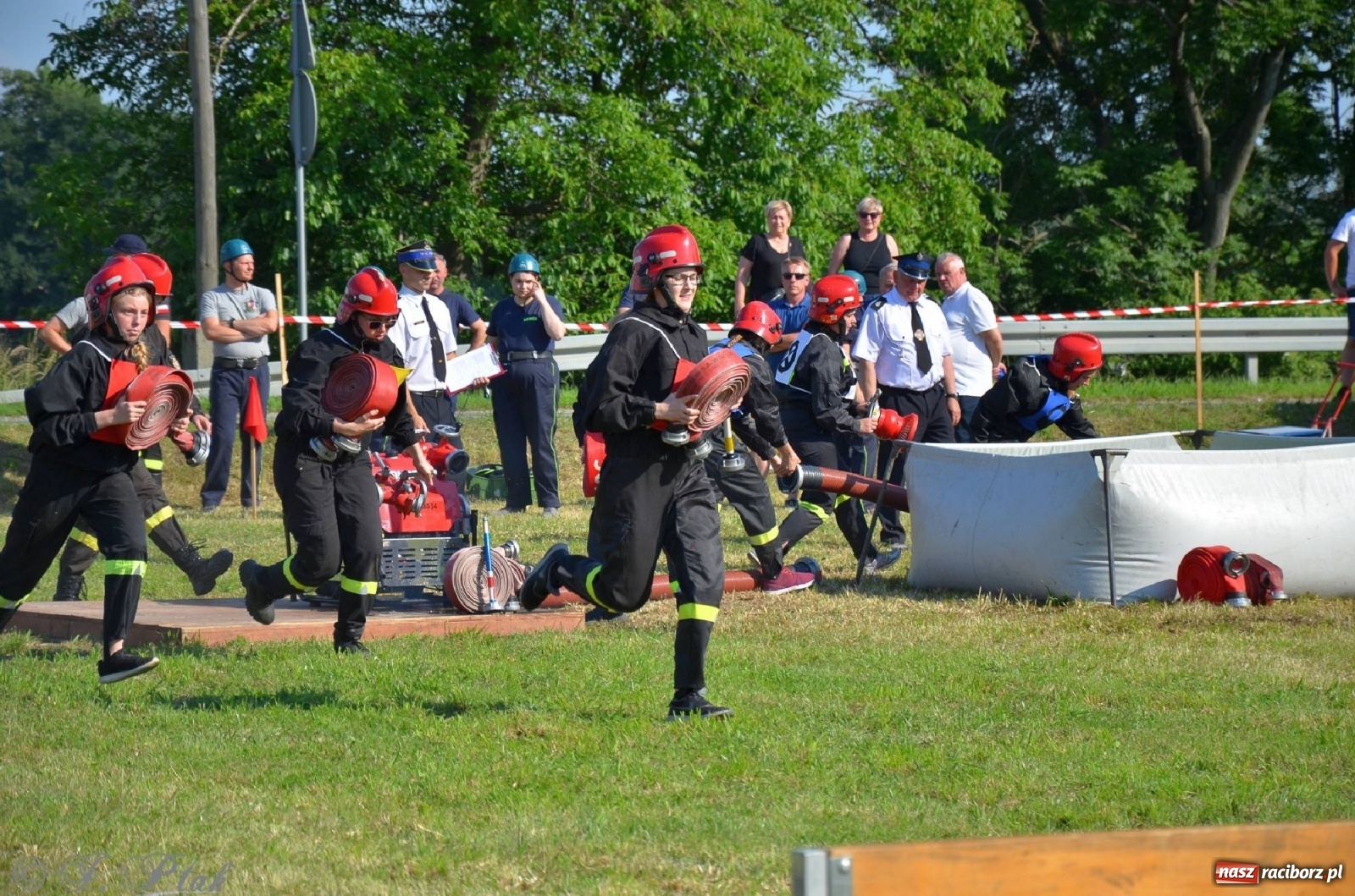 Zdjęcie w galerii na portalu naszraciborz.pl: Strażacki szampan i kąpiel w Miedoni [FOTO] wiadomości z regionu