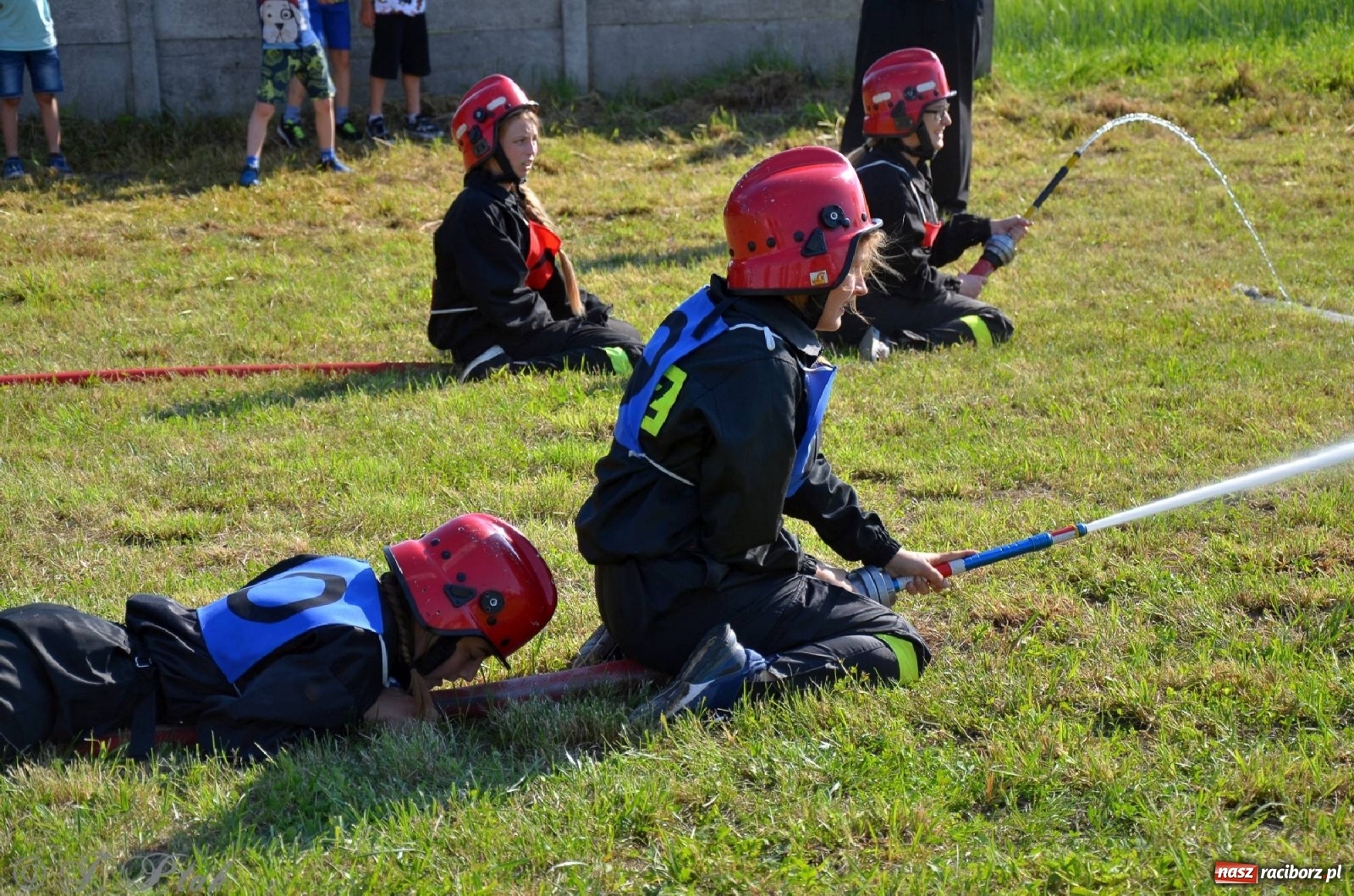 Zdjęcie w galerii na portalu naszraciborz.pl: Strażacki szampan i kąpiel w Miedoni [FOTO] wiadomości z regionu