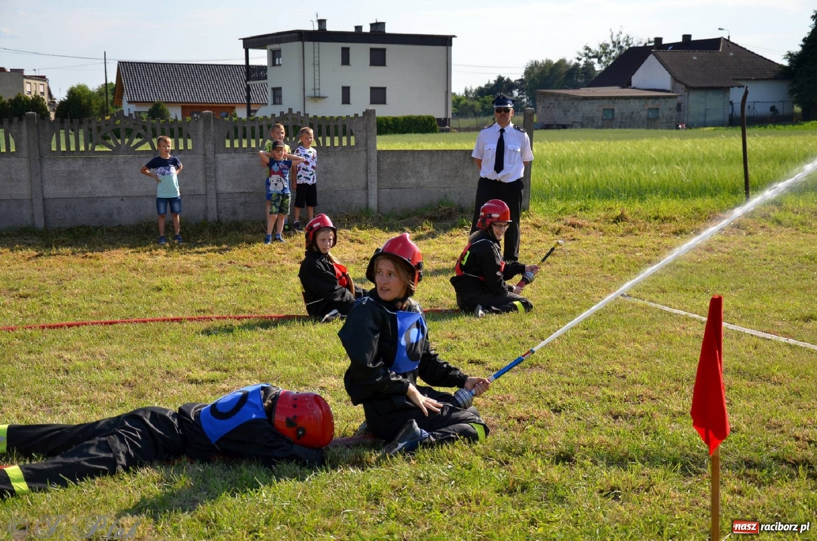 Zdjęcie w galerii na portalu naszraciborz.pl: Strażacki szampan i kąpiel w Miedoni [FOTO] wiadomości z regionu