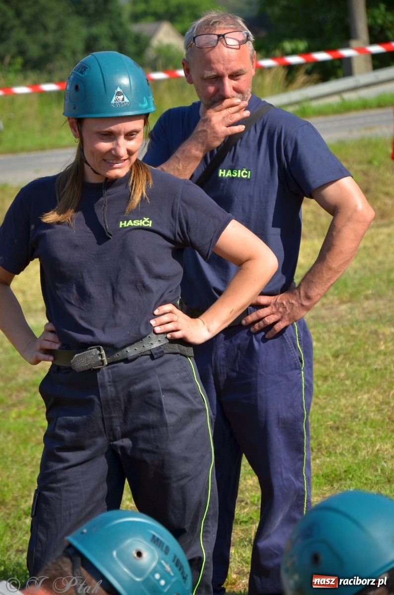 Zdjęcie w galerii na portalu naszraciborz.pl: Strażacki szampan i kąpiel w Miedoni [FOTO] wiadomości z regionu