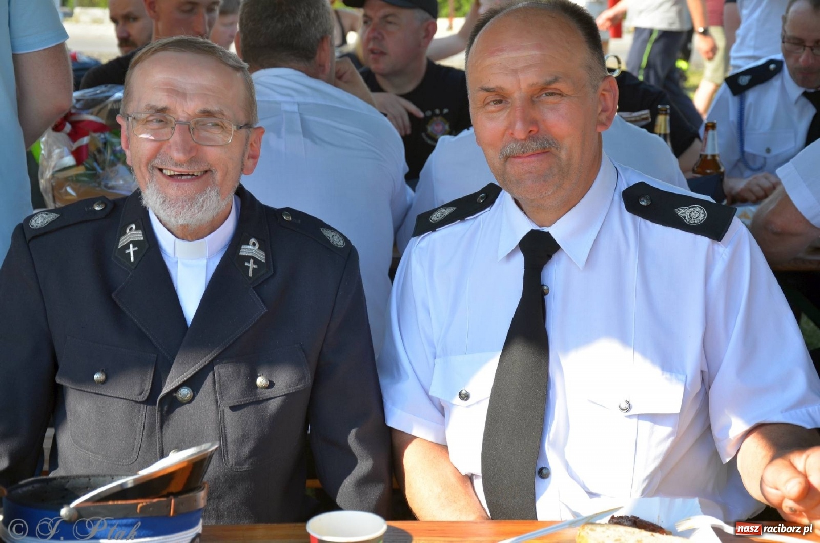 Zdjęcie w galerii na portalu naszraciborz.pl: Strażacki szampan i kąpiel w Miedoni [FOTO] wiadomości z regionu