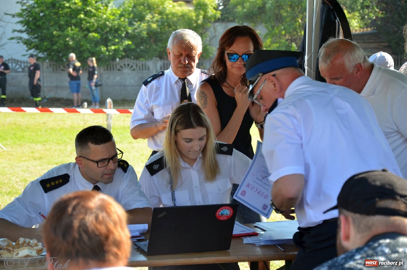 Zdjęcie w galerii na portalu naszraciborz.pl: Strażacki szampan i kąpiel w Miedoni [FOTO] wiadomości z regionu