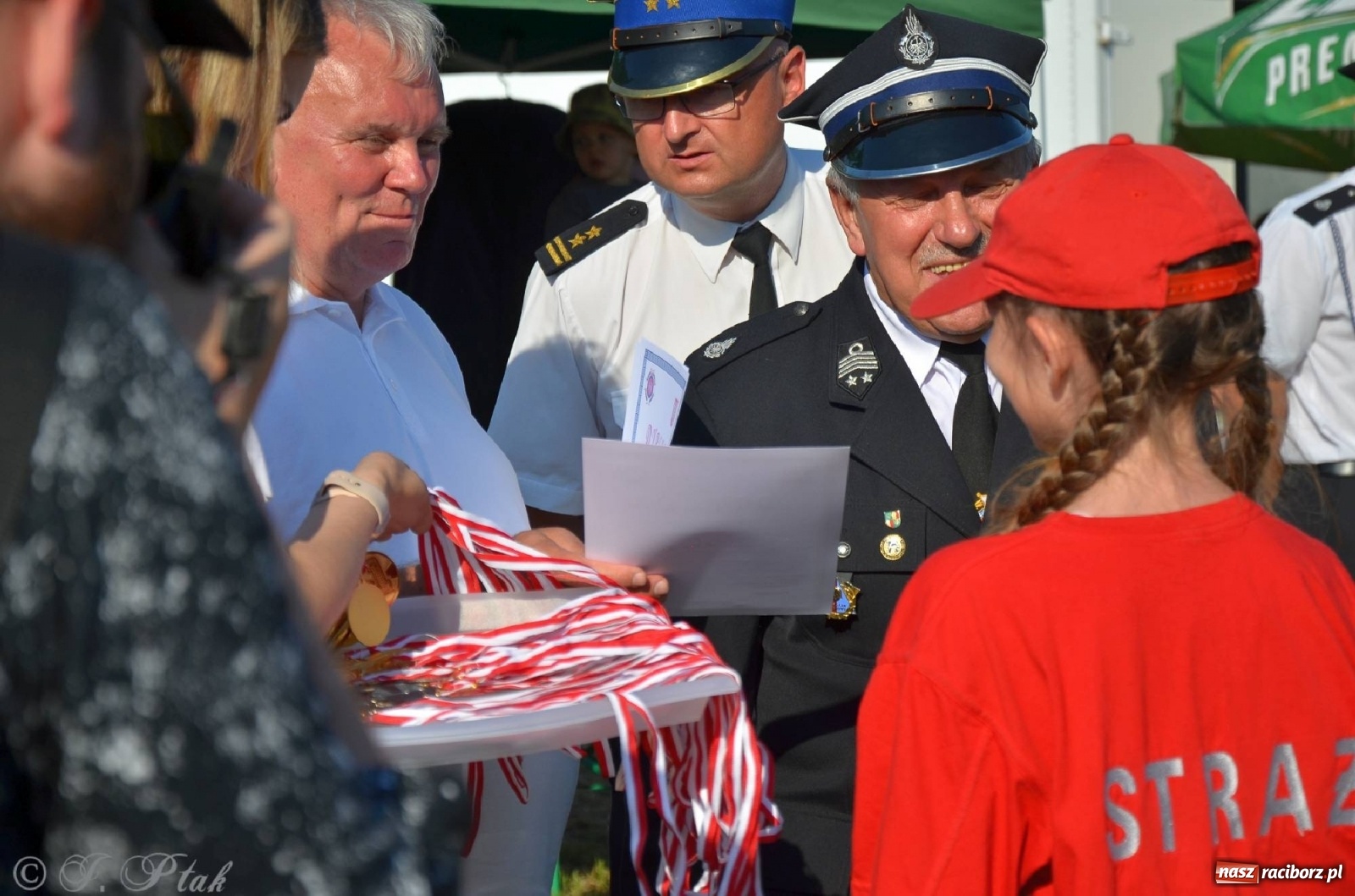 Zdjęcie w galerii na portalu naszraciborz.pl: Strażacki szampan i kąpiel w Miedoni [FOTO] wiadomości z regionu
