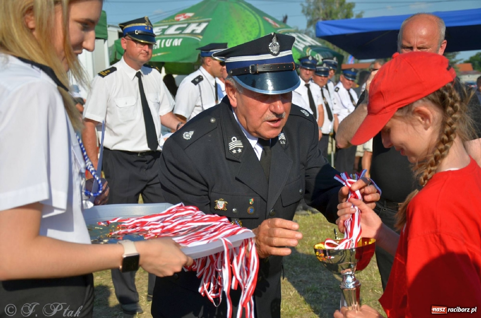 Zdjęcie w galerii na portalu naszraciborz.pl: Strażacki szampan i kąpiel w Miedoni [FOTO] wiadomości z regionu