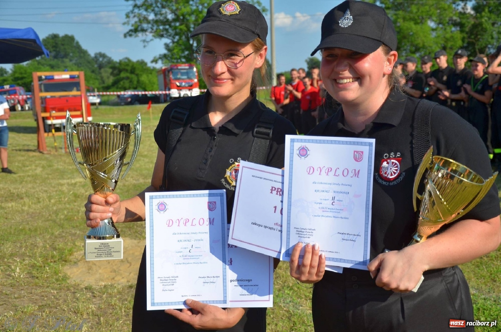 Zdjęcie w galerii na portalu naszraciborz.pl: Strażacki szampan i kąpiel w Miedoni [FOTO] wiadomości z regionu