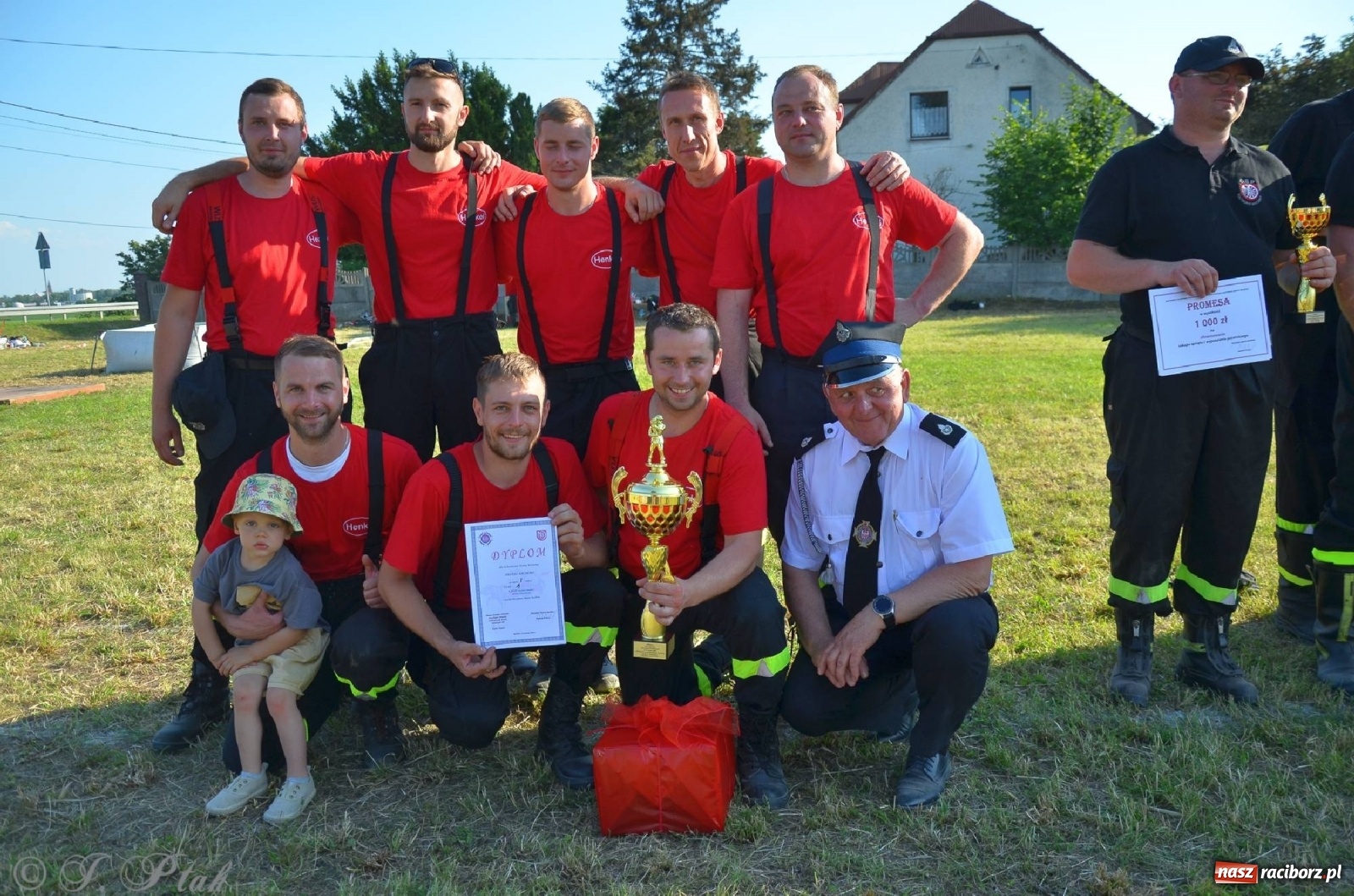 Zdjęcie w galerii na portalu naszraciborz.pl: Strażacki szampan i kąpiel w Miedoni [FOTO] wiadomości z regionu