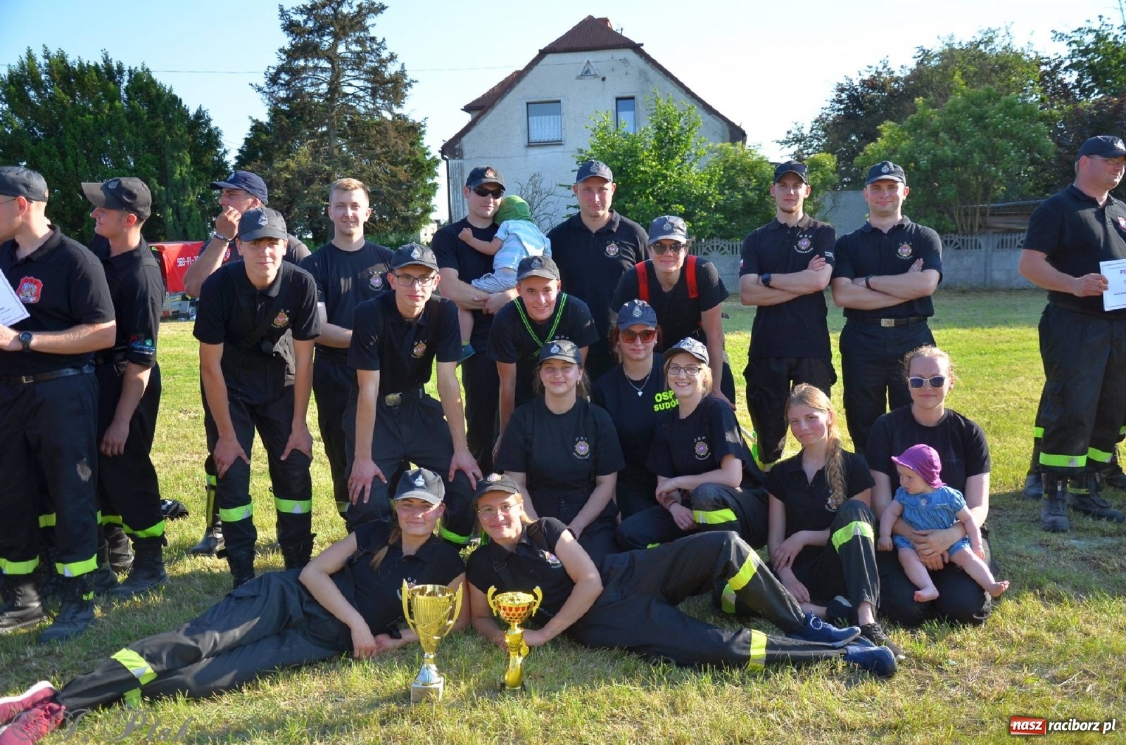 Zdjęcie w galerii na portalu naszraciborz.pl: Strażacki szampan i kąpiel w Miedoni [FOTO] wiadomości z regionu