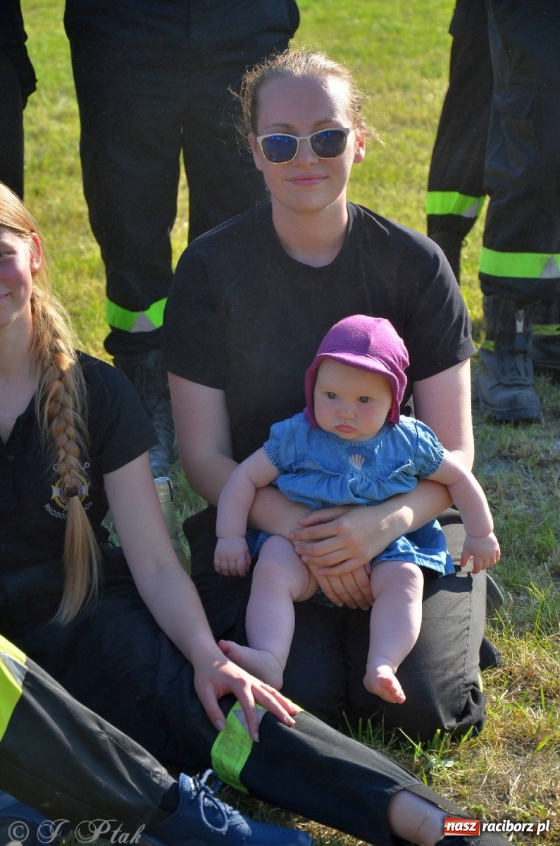 Zdjęcie w galerii na portalu naszraciborz.pl: Strażacki szampan i kąpiel w Miedoni [FOTO] wiadomości z regionu