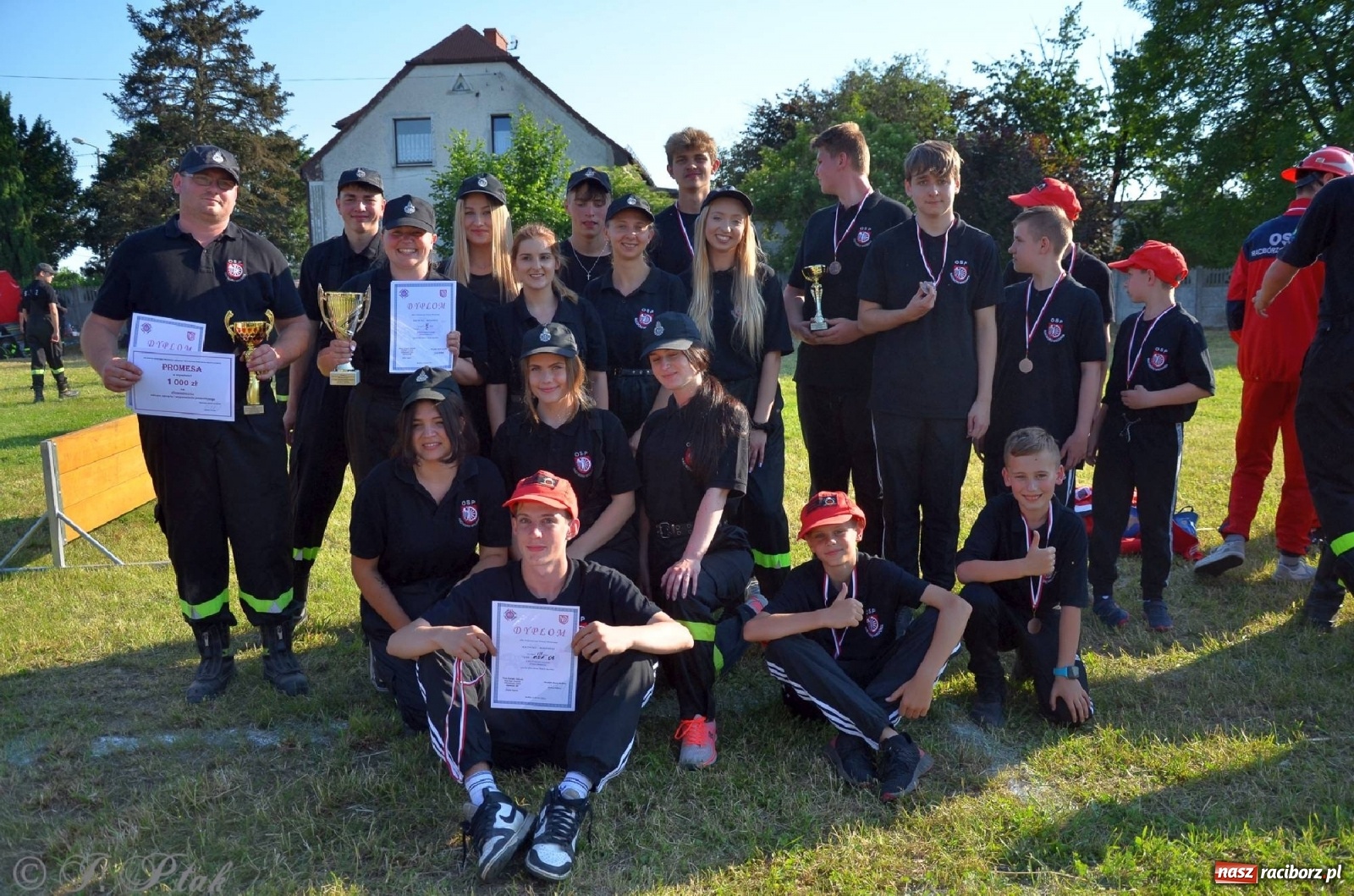 Zdjęcie w galerii na portalu naszraciborz.pl: Strażacki szampan i kąpiel w Miedoni [FOTO] wiadomości z regionu