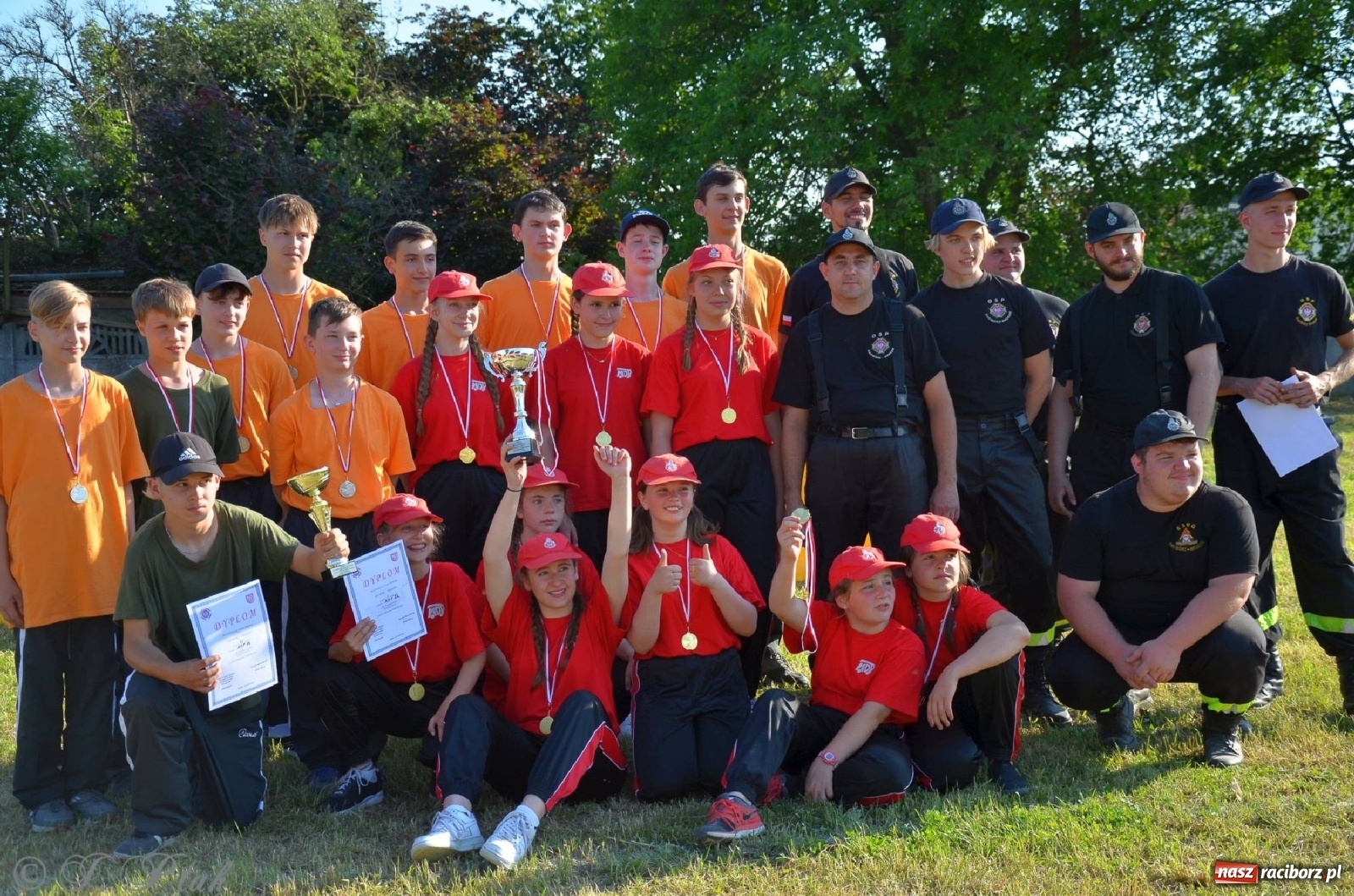 Zdjęcie w galerii na portalu naszraciborz.pl: Strażacki szampan i kąpiel w Miedoni [FOTO] wiadomości z regionu
