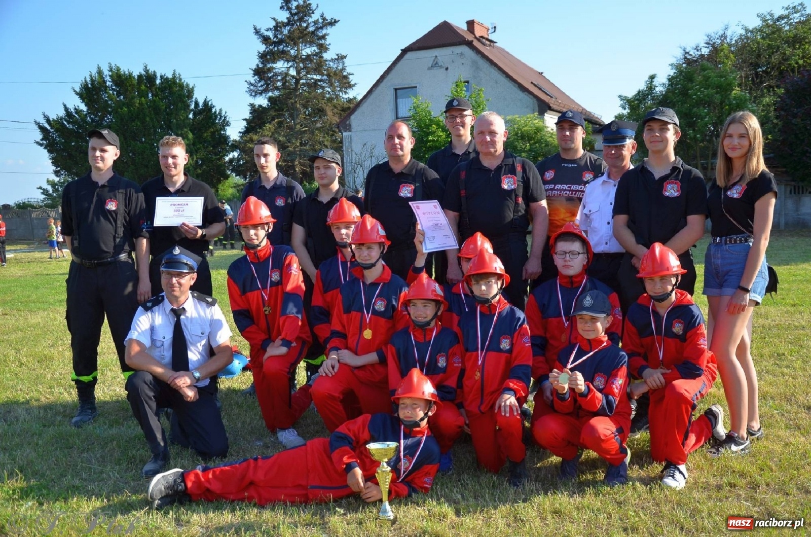 Zdjęcie w galerii na portalu naszraciborz.pl: Strażacki szampan i kąpiel w Miedoni [FOTO] wiadomości z regionu
