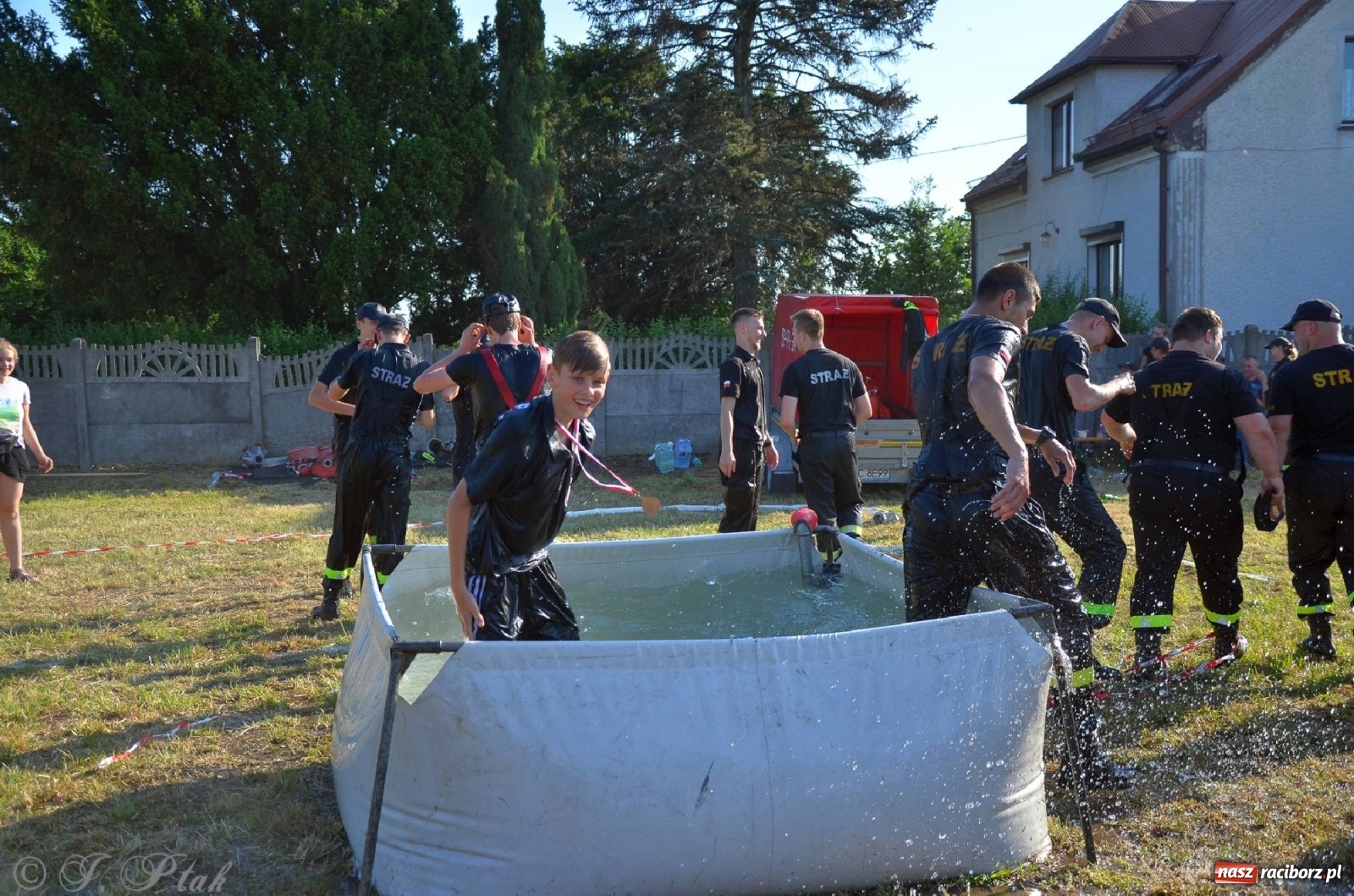 Zdjęcie w galerii na portalu naszraciborz.pl: Strażacki szampan i kąpiel w Miedoni [FOTO] wiadomości z regionu
