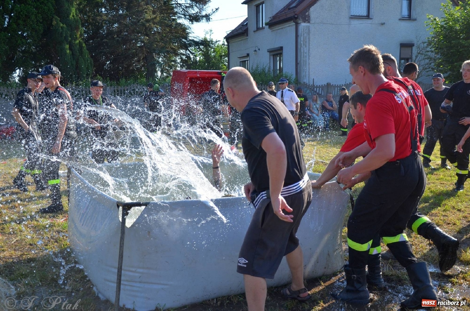 Zdjęcie w galerii na portalu naszraciborz.pl: Strażacki szampan i kąpiel w Miedoni [FOTO] wiadomości z regionu