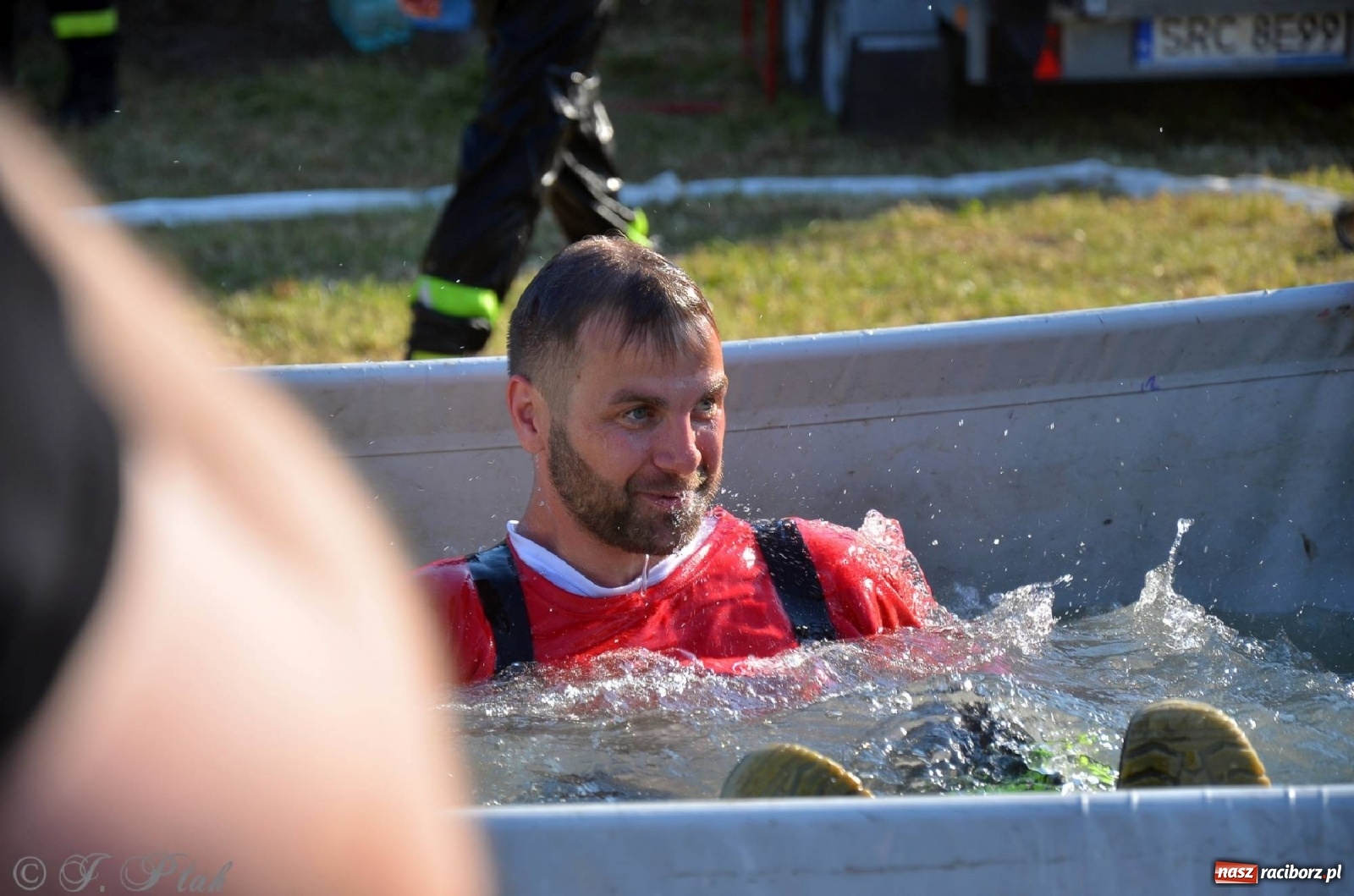 Zdjęcie w galerii na portalu naszraciborz.pl: Strażacki szampan i kąpiel w Miedoni [FOTO] wiadomości z regionu