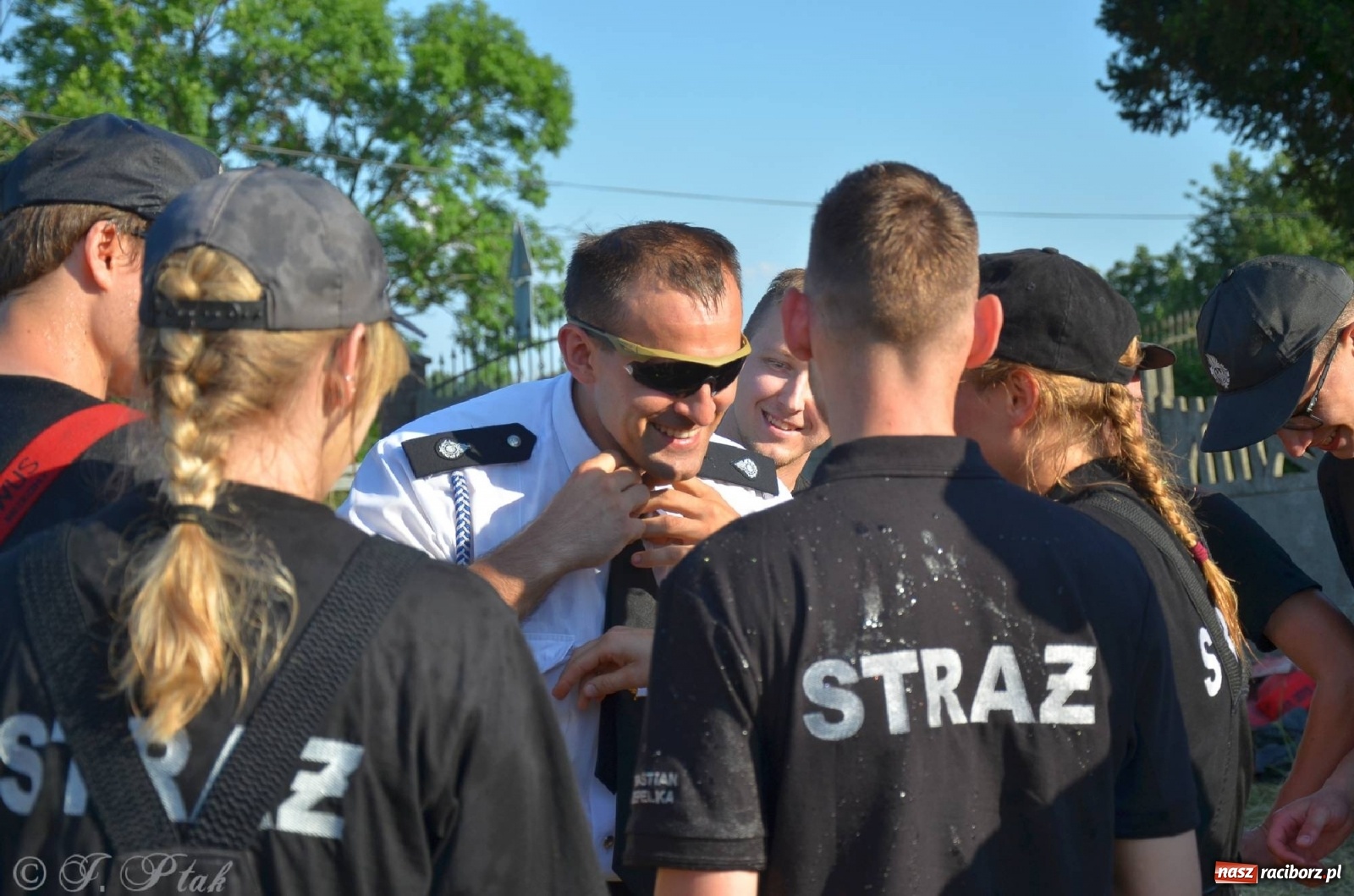Zdjęcie w galerii na portalu naszraciborz.pl: Strażacki szampan i kąpiel w Miedoni [FOTO] wiadomości z regionu
