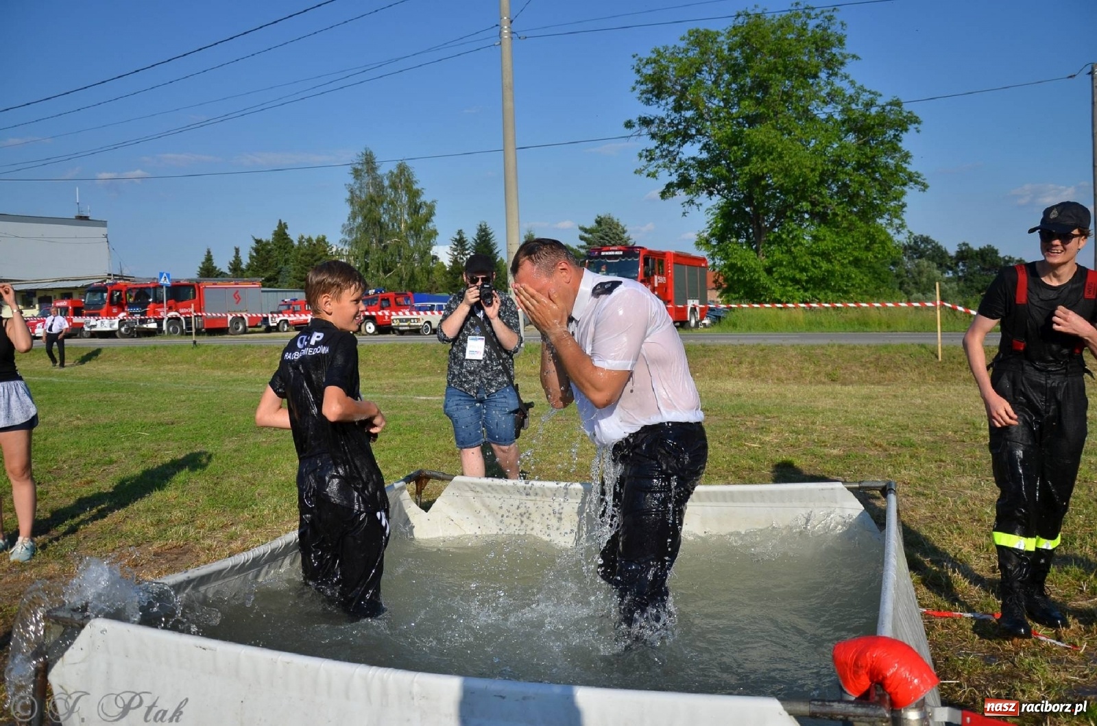 Zdjęcie w galerii na portalu naszraciborz.pl: Strażacki szampan i kąpiel w Miedoni [FOTO] wiadomości z regionu